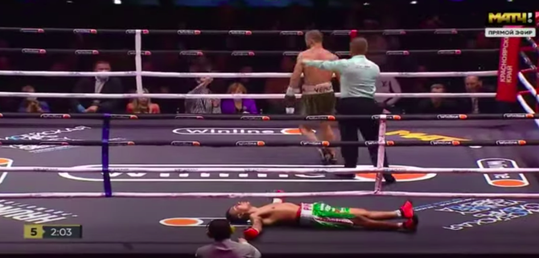 🎥 | Mexicaanse bokser ligt voor pampus na brute knockout van Russische tegenstander