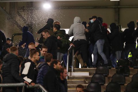 Ook bij Heracles-Ajax weten supporters zich niet te gedragen: relletjes tijdens wedstrijd
