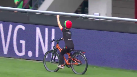 🎥 | NEC-supporter Yannieck fietst ereronde in Gofferstadion na fraaie inzamelactie