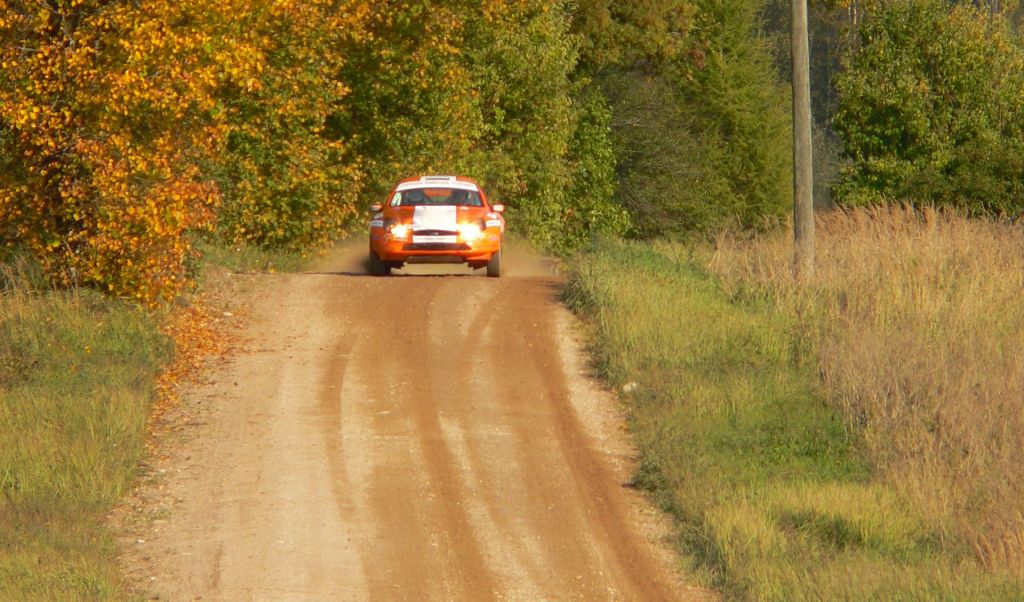 Rally-fans ontsnappen aan de dood na bizarre crash (video)