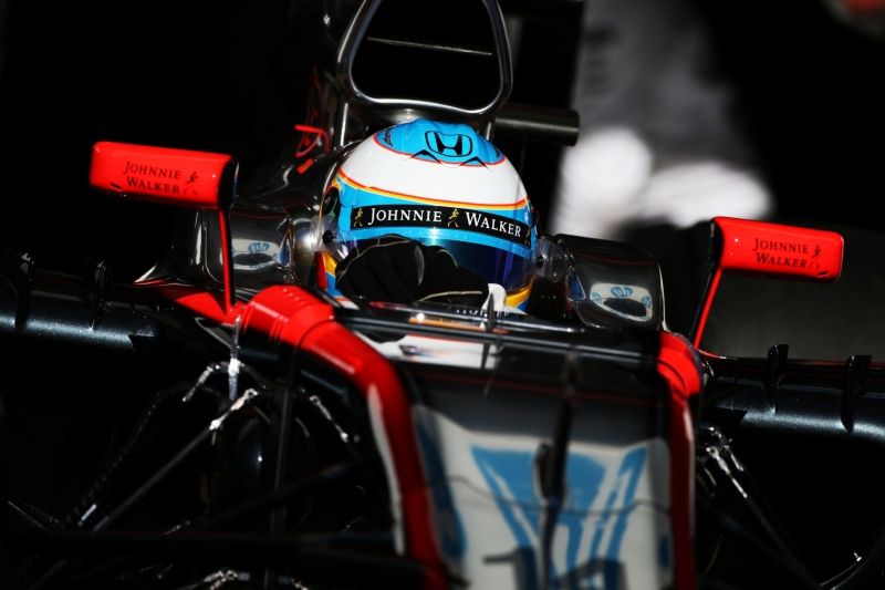 Zware crash Alonso bij testsessie
