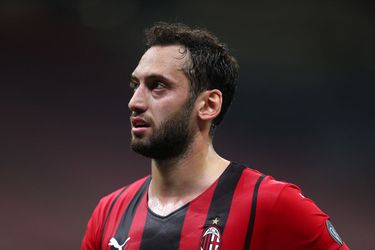 'Calhanoglu maakt overstap van AC Milan naar Inter om Eriksen te vervangen'