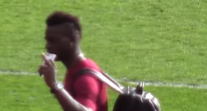 Balotelli laat zich weer eens van slechte kant zien (video)