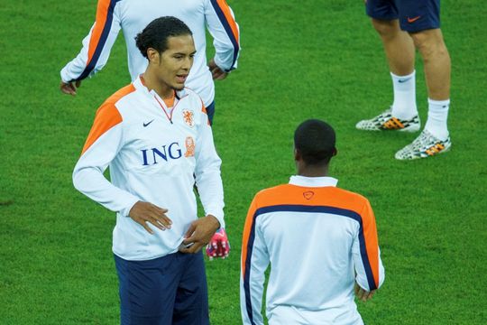 Oranje-debutant Van Dijk imponeert met speech (video)