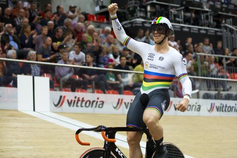 Harrie Lavreysen is maatje Jeffrey Hoogland de baas en kroont zich Europees kampioen