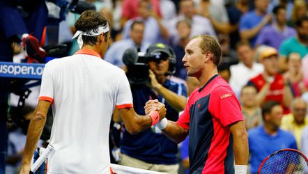 Federer geeft tennisles aan Darcis