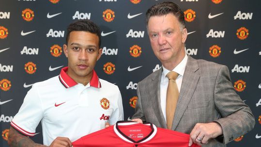 Depay zet handtekening onder contract bij United