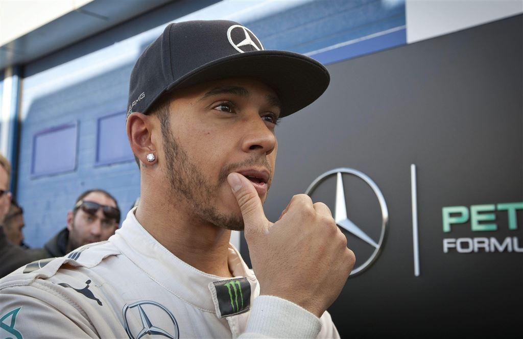 Hamilton vol lof over Mercedes