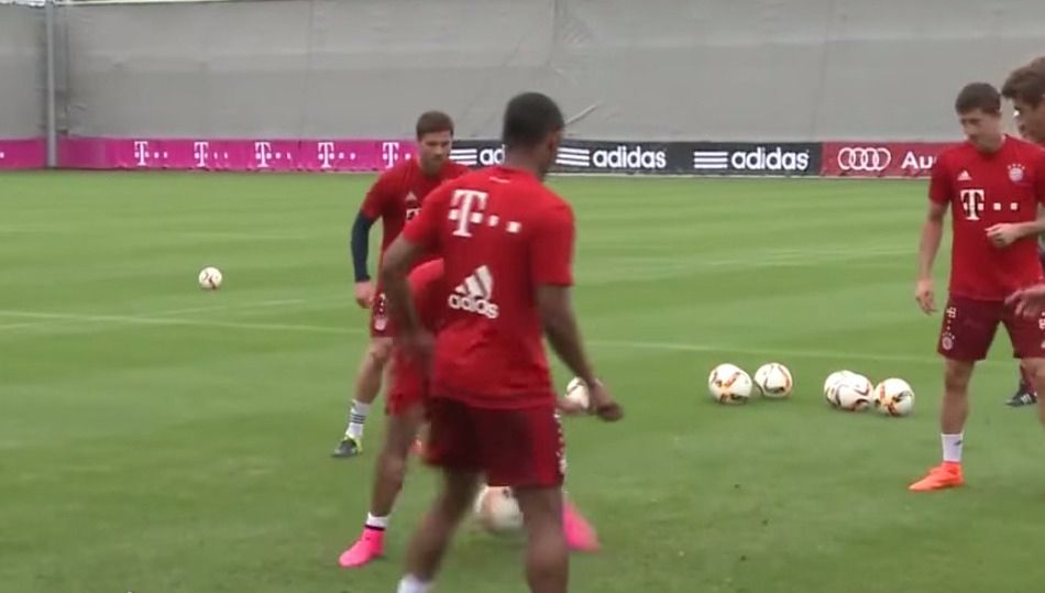 Vidal krijgt panna op eerste training bij Bayern München