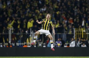 Kuijt schiet Fenerbahçe naar halve finale