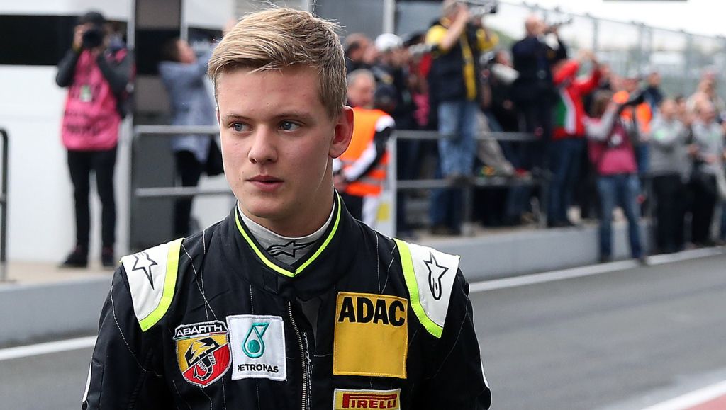 Mick Schumacher ongedeerd na crash