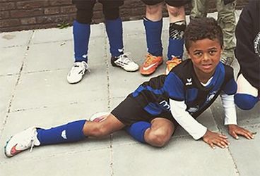 Jongste Kluivert (7) flikt het weer met rake vrije trap