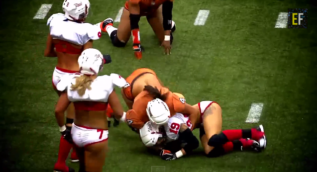 Legends Football League: beukende vrouwen in lingerie (video)