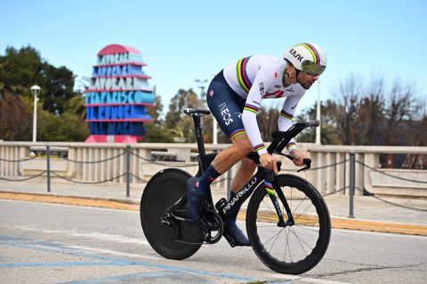 Filippo Ganna pakt roze trui bij proloog Giro, Jumbo-Visma met drie man in top-10