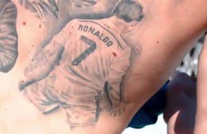 Fan tatoeëert zijn hele rug met Cristiano Ronaldo (video)