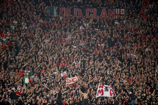 Wauw! San Siro ontploft bij 2-1 tegen Roma in 95e minuut (video)