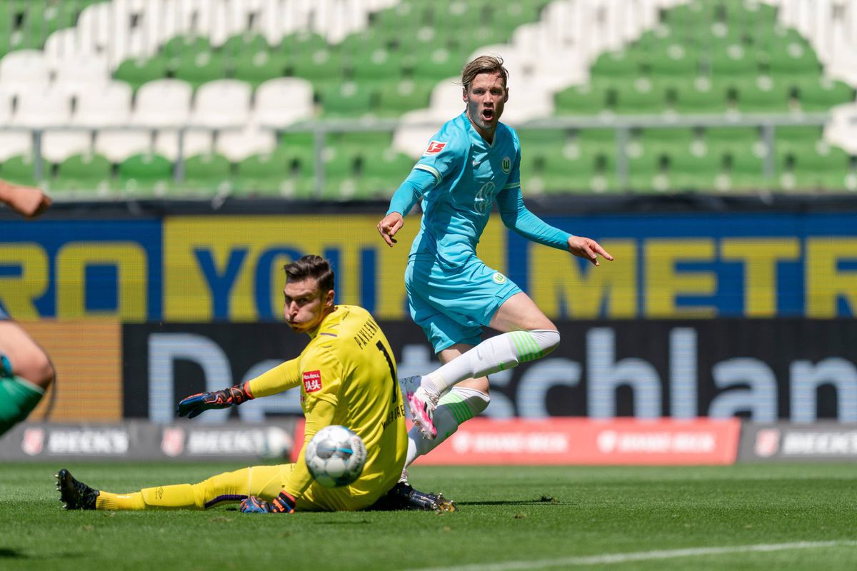 Matchwinner Weghorst redt Wolfsburg in doodsaaie wedstrijd bij Werder Bremen