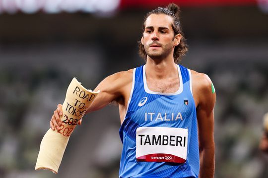 Gianmarco Tamberi viert hoogspringgoud met gips van gebroken enkel