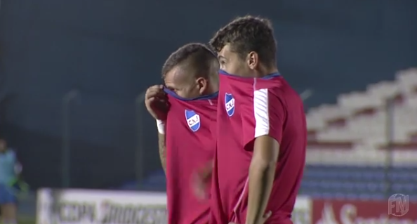 Traangas in leeg stadion legt wedstrijd stil (video)