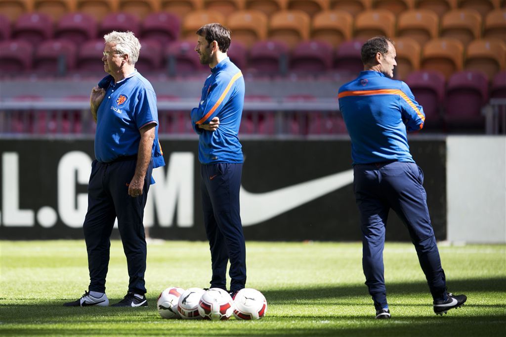 Hiddink spaart basiselftal Oranje op training