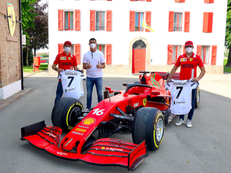 🎥📸 | Cristiano Ronaldo bezoekt Ferrari-fabriek en koopt bolide voor 1,6 miljoen euro