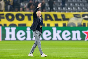 Ajax-trainer Erik ten Hag blij, maar ook kritisch na succes in Champions League: 'Niet goed in 1e helft'