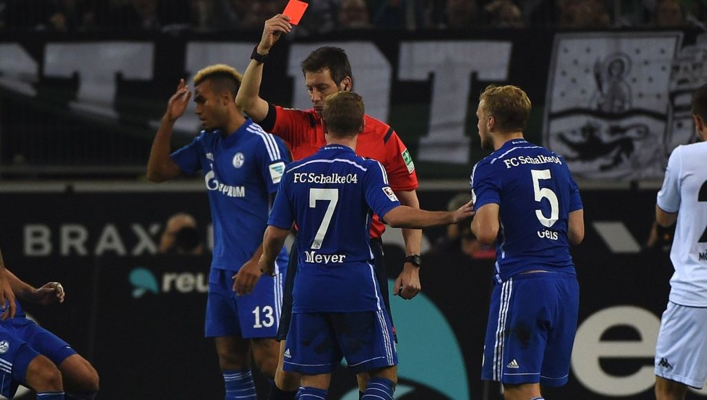 Schalke-speler Geis krijgt donkerrood na doodschop (video)