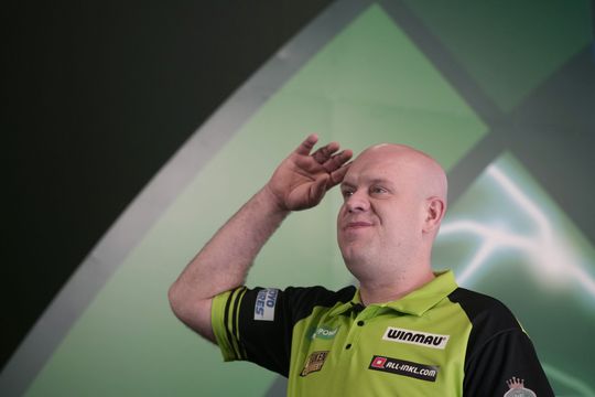 Michael van Gerwen heeft teleurstellend WK van zich afgeschud en gooit 9-darter op toernooi in Duitsland