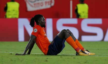 Adebayor tekent bij en blijft langer ploeggenoot van Elia