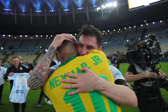 🎥 | Mooi! Lionel Messi knuffelt Neymar uitgebreid na Copa America-finale