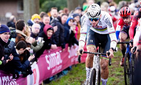 Mathieu van der Poel wint dik in Koksijde; Pim Ronhaar houdt Wout van Aert achter zich