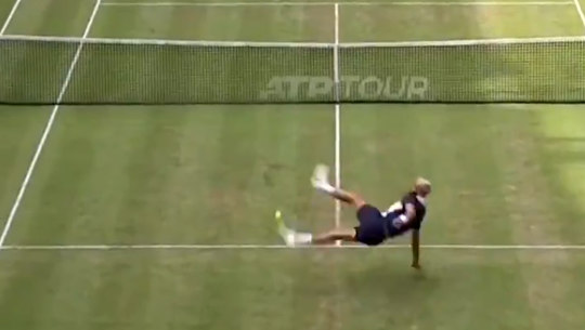 LOL! Tennissers Tsonga en Paire schakelen over naar potje voetvolley (video)