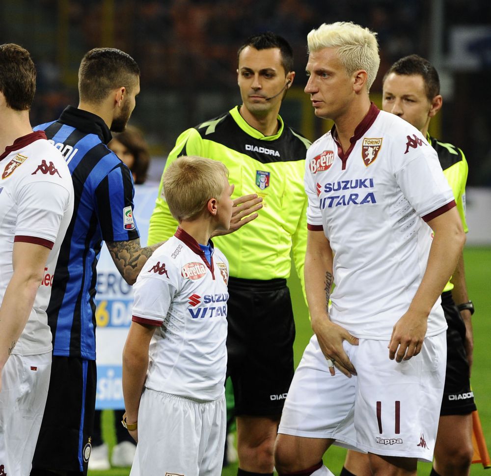 Hoe een blonde vrouw met neptieten een einde maakte aan een voetbalvriendschap