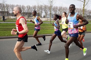 Marathonloper lag in Eindhoven 1,5 uur kermend van de pijn langs het parcours