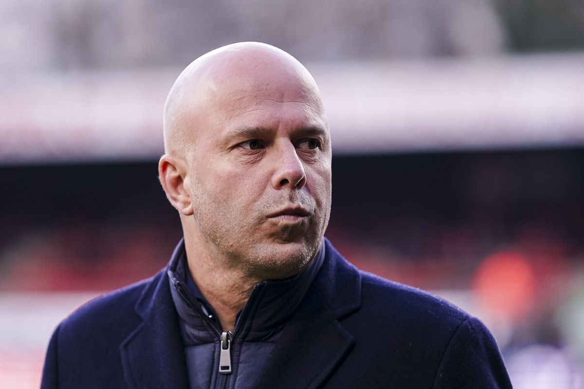 🎥​ | Pijnlijk trainingskamp voor Arne Slot: Feyenoord-coach strompelt met brace het veld op