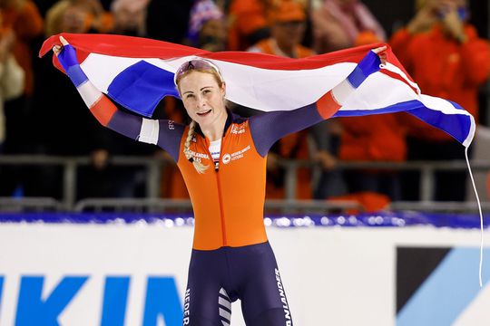 Marijke Groenewoud pakt op weergaloze wijze goud op EK afstanden, Irene Schouten kijkt balend toe