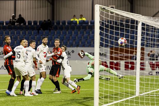 🎥 | Keiharde woei! Nick Doodeman scoort direct uit corner voor Willem II