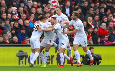 Corner van Burnley vliegt er in 1 keer in op bezoek bij Liverpool (video)