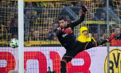 Dortmund-keeper Bürki pissig op eigen fans: 'Ze kunnen beter thuis blijven!'