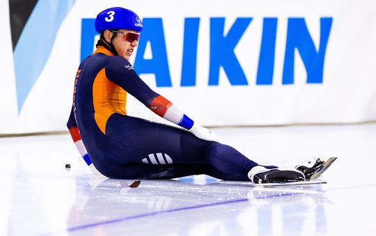 Bart Hoolwerf na flinke valpartij op mass start: 'Kreeg punt van schaats in mijn been'