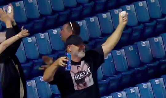 BAAS! 😎 Honkbal-fan vangt bal met blote hand en blikje bier in z'n andere (video)