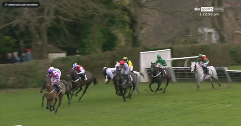 🎥 | Ongekend! Jockey valt net niet van zijn paard en wint op wonderbaarlijke wijze alsnog de race