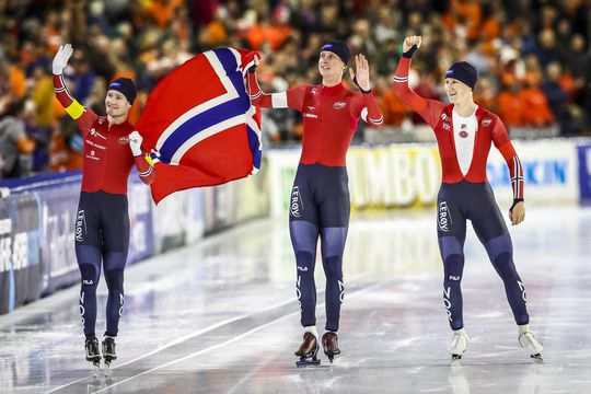 Noorse schaatsers schrijven historie met wereldrecord op EK afstanden in Thialf