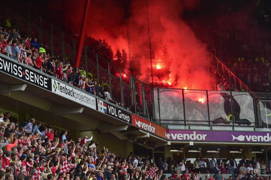 OEI! Ajax-aanhang gooit zwaar vuurwerk naar publiek PSV (video)