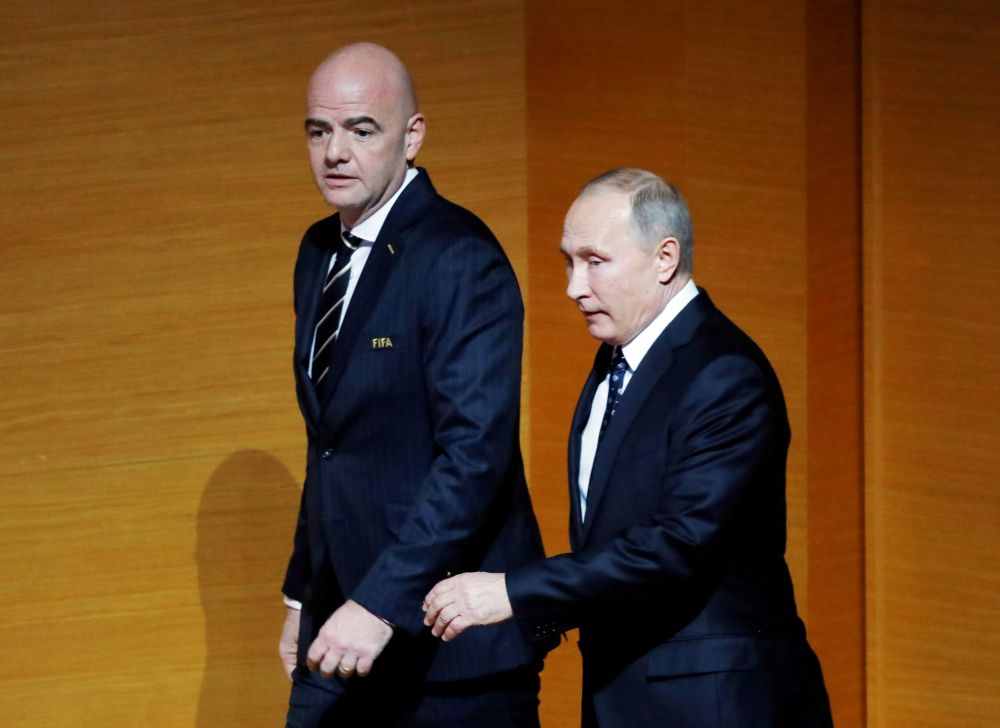 Infantino stopt nog maar eens wat veren in Putins reet: 'Beste WK ooit!'