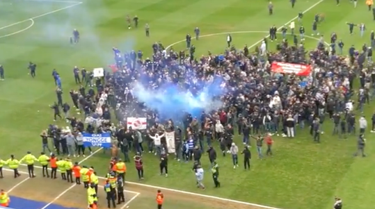 Fans Reading wandelen uit protest massaal het veld op