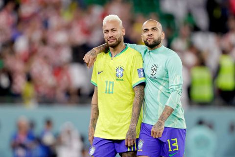 Familie Neymar maakt 150.000 euro over naar Dani Alves: ‘Kan hem niet de rug toekeren’