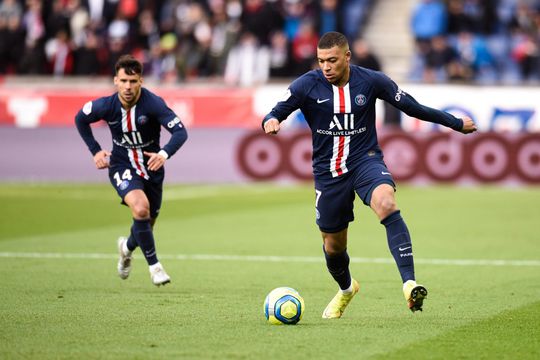 Paris stoomt zonder Bakker door naar de titel in simpele pot