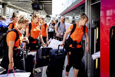 Leeuwinnen met de sneltrein naar kwartfinale, tsjoeke tsjoeke tuut (foto's) 🚂