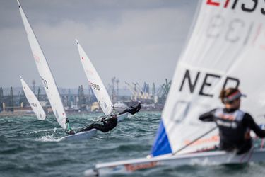 Zeilsters Bouwmeester en Jonker hebben wind in de rug met 'leipe hagel' op tweede WK-dag